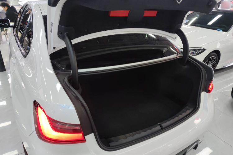 宝马3系 2023款 325i M运动曜夜套装机舱底盘23