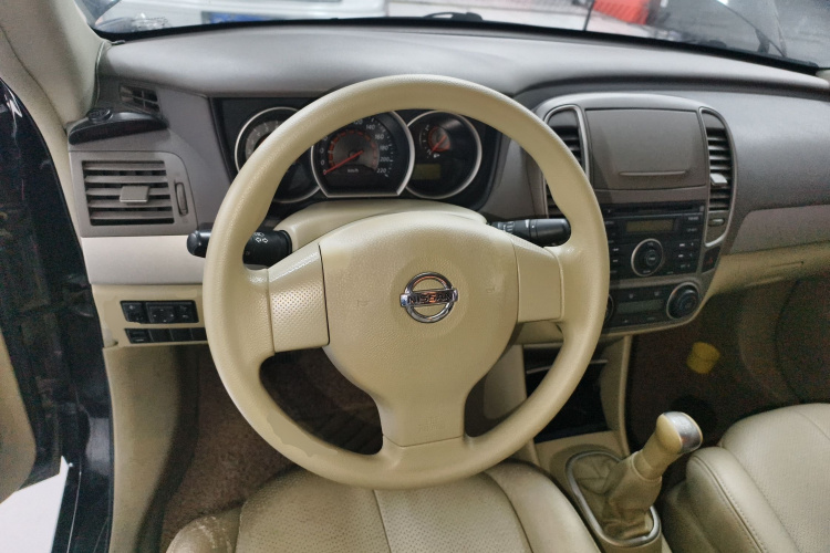 日产 轩逸 2012款 经典 1.6XE 手动舒适版中控内饰13