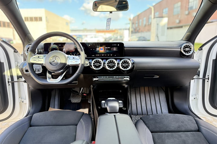 奔驰A级 2022款 改款三 A 200 L 运动轿车时尚型局部细节16