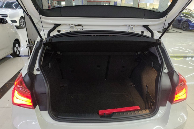 宝马1系(进口) 2018款 118i 运动设计套装机舱底盘23