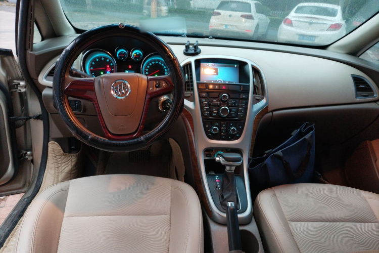 别克 英朗 2013款 GT 1.6L 自动时尚版中控内饰12