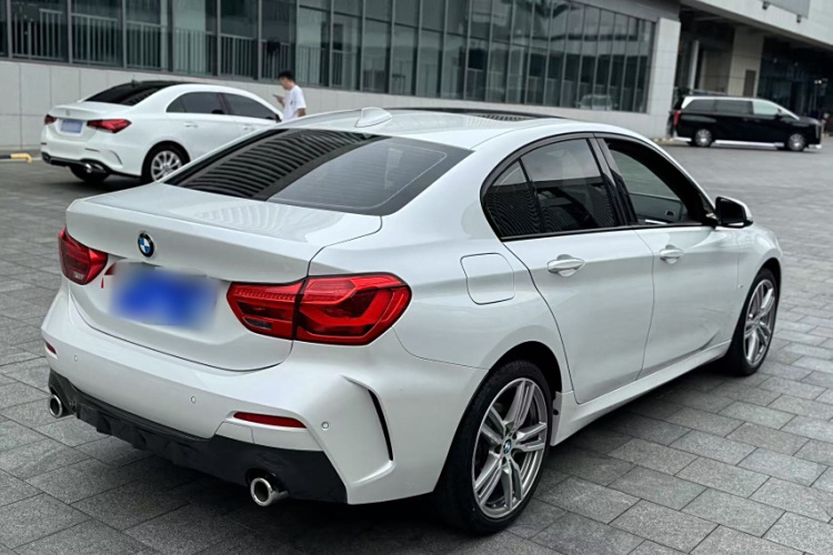 宝马1系 2019款 120i 领先型M运动套装车身外观6009