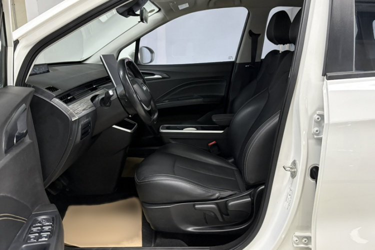 哪吒汽车 哪吒V 2022款 潮 300 Lite 磷酸铁锂局部细节19