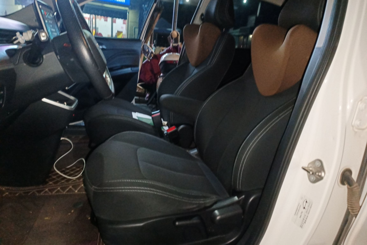 哪吒汽车 哪吒V 2022款 潮 300 Lite 磷酸铁锂中控内饰19