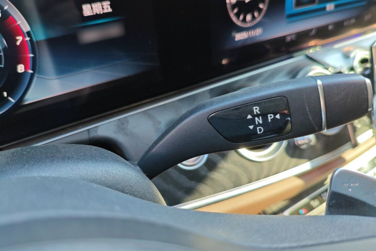 奔驰E级 2019款 E 300 L 运动时尚型局部细节18