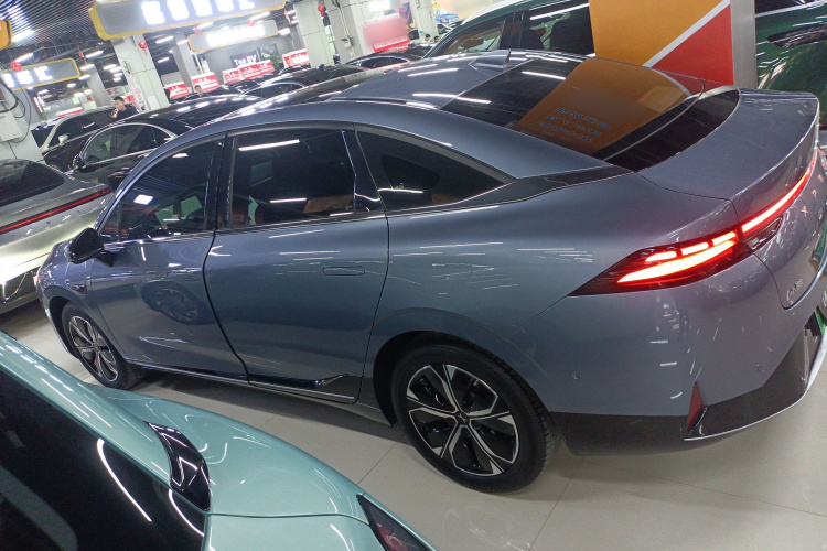 小鹏P5 2021款 550E车身外观4