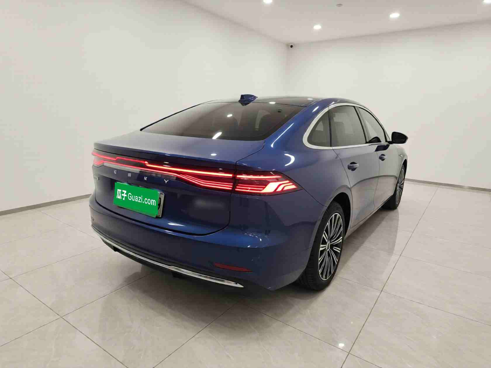 车辆右后45度外观实拍