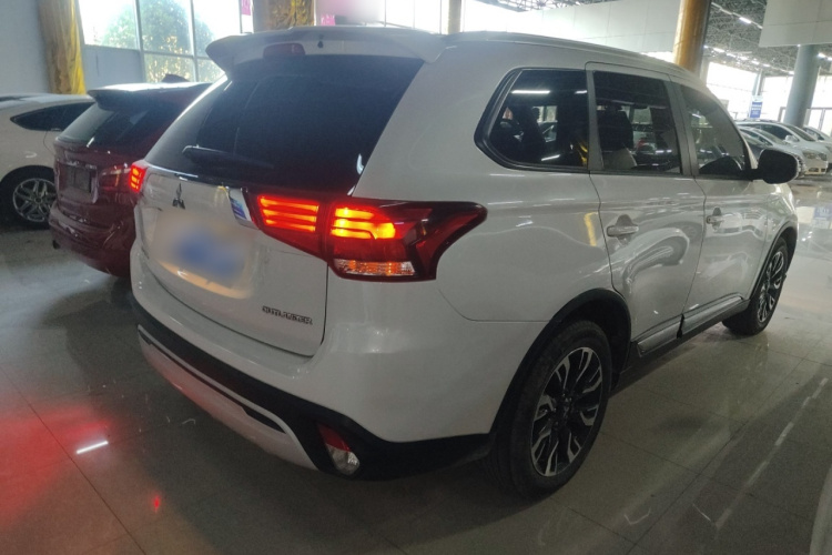 三菱 欧蓝德 2020款 2.0L 两驱畅享版 5座车身外观6005