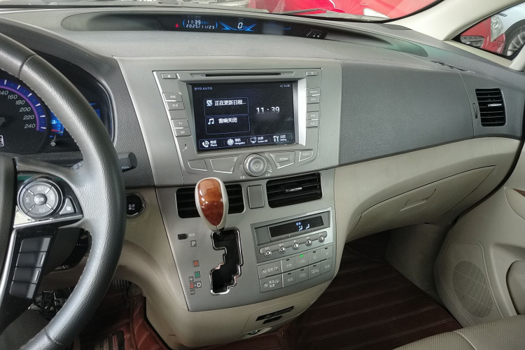 比亚迪M6 2015款 2.4L 自动尊贵版中控内饰7002