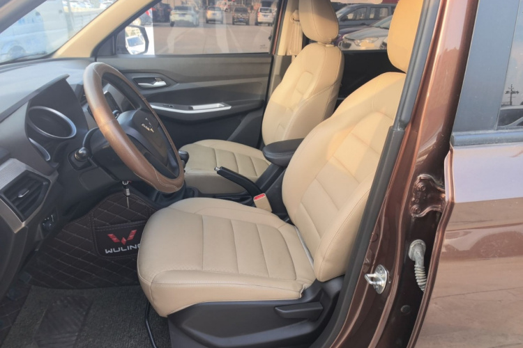 五菱汽车 五菱宏光 2019款 1.5L S舒适型国VI LAR中控内饰19