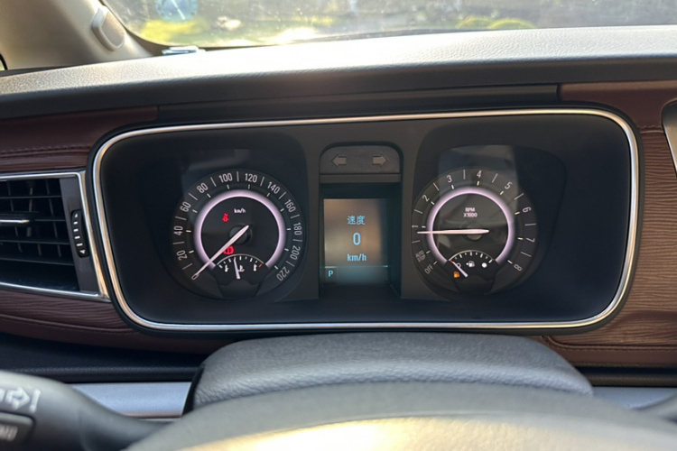 别克GL8 2018款 28T 豪华型 国VI中控内饰7011