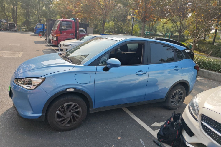 哪吒汽车 哪吒V 2022款 潮 300 Lite 三元锂车身外观4