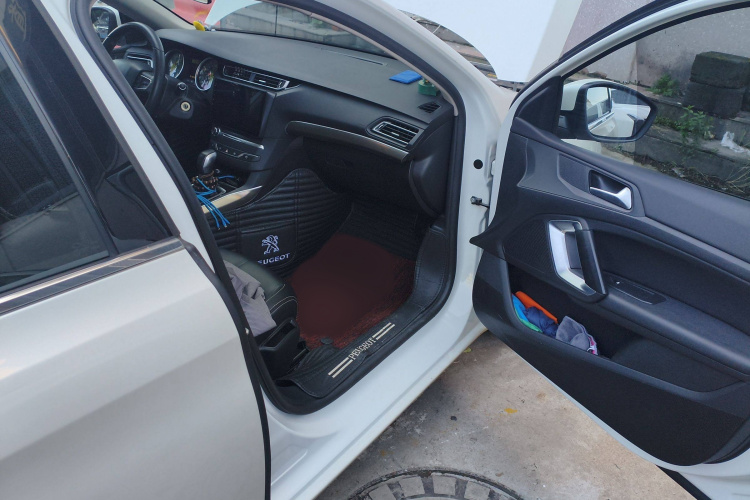 标致408 2015款 1.2T 自动豪华版局部细节9005