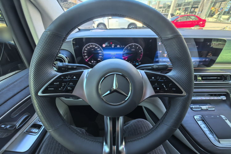 奔驰V级 2024款 V 300 L 长轴距尊贵版中控内饰7010