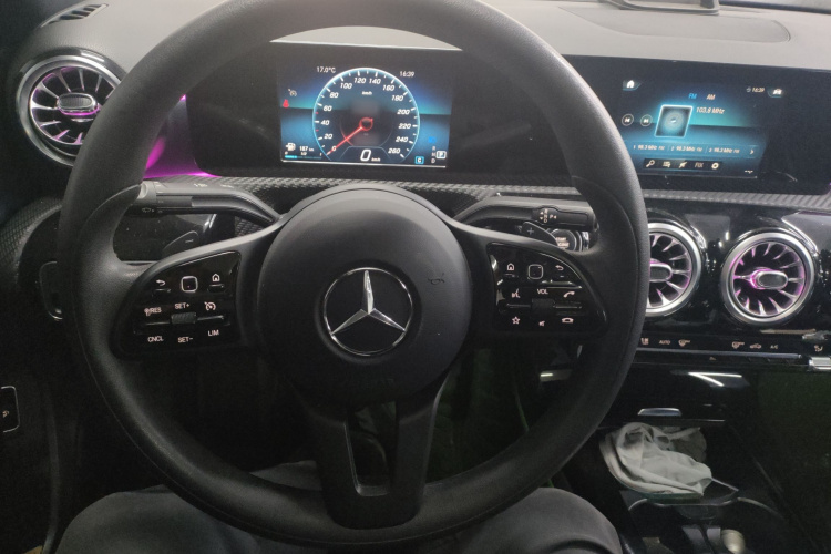 奔驰A级 2020款 A 180 L中控内饰13