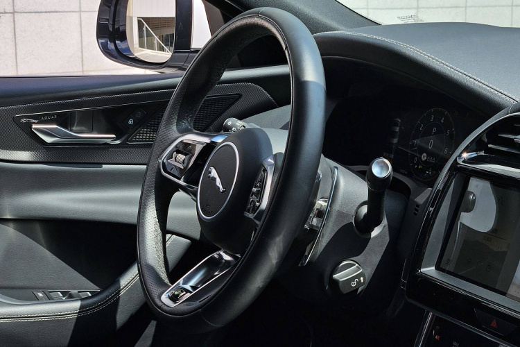 捷豹XEL 2023款 2.0T 250PS R-DYNAMIC S进取运动版中控内饰7010