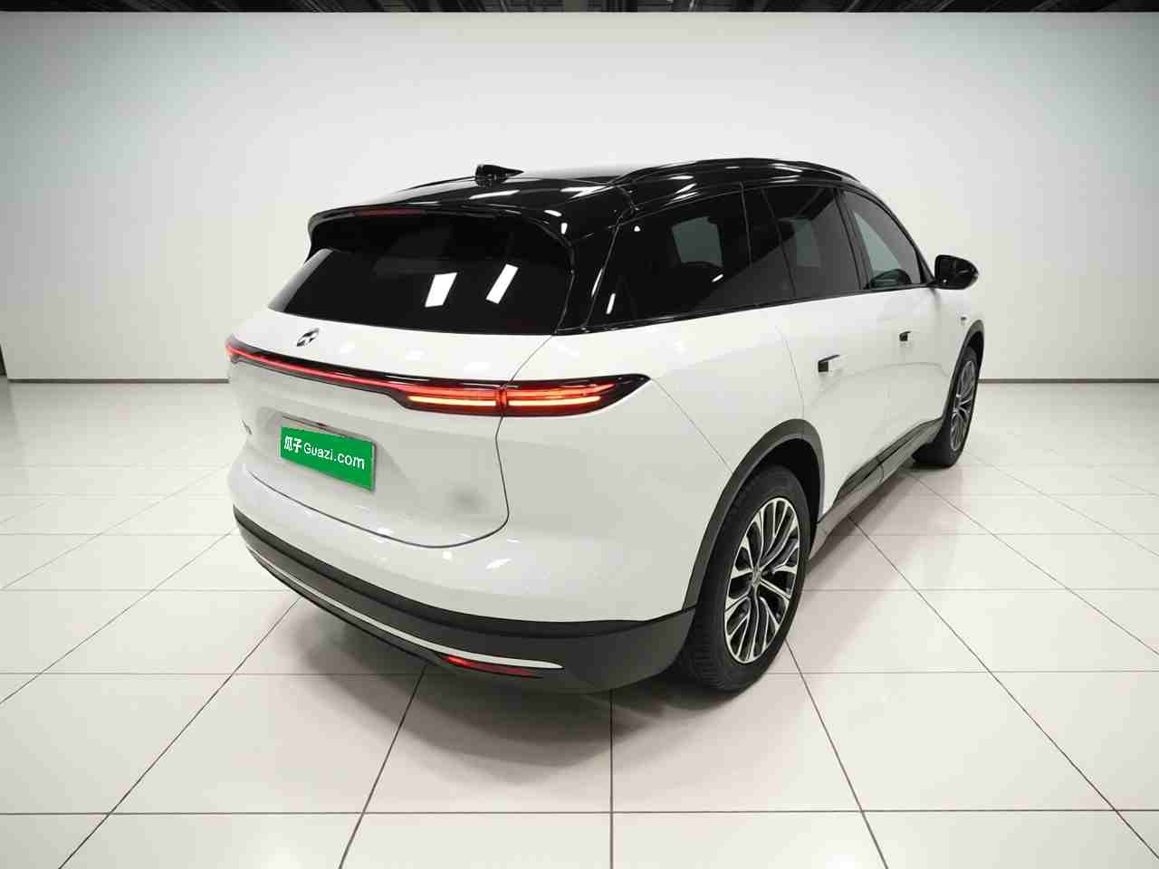 车辆右后45度外观