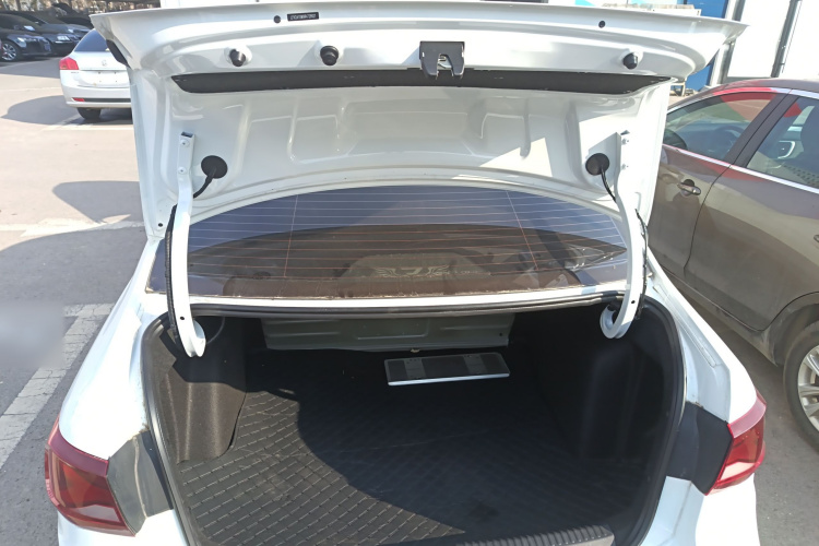 捷达VA3 2024款 1.5L 手动进取版机舱底盘23