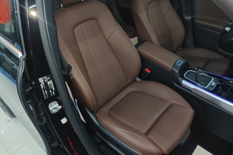 奔驰GLB 2025款 GLB 220 时尚型局部细节41