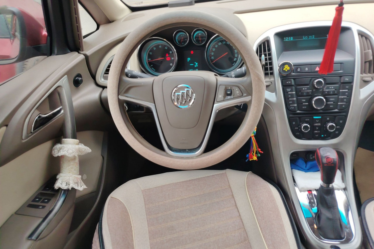 别克 英朗 2013款 GT 1.6L 自动时尚版中控内饰13