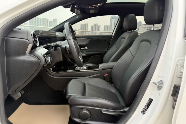 奔驰A级 2021款 A 180 L 运动轿车中控内饰7005