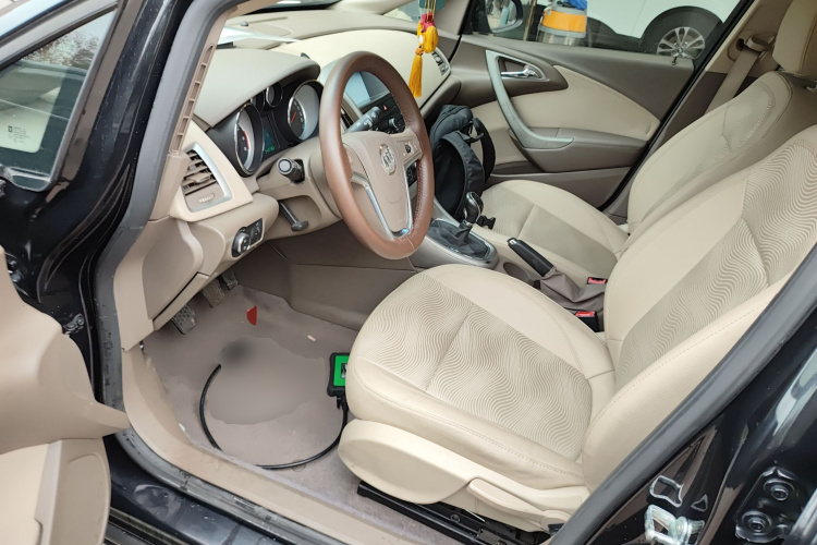 别克 英朗 2013款 GT 1.6L 手动进取版中控内饰20