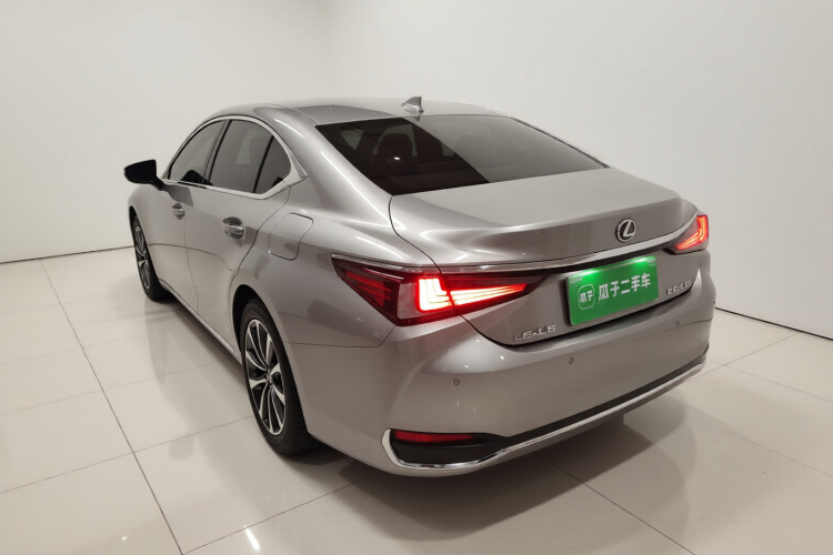 雷克萨斯ES 2022款 200 卓越版车身外观5
