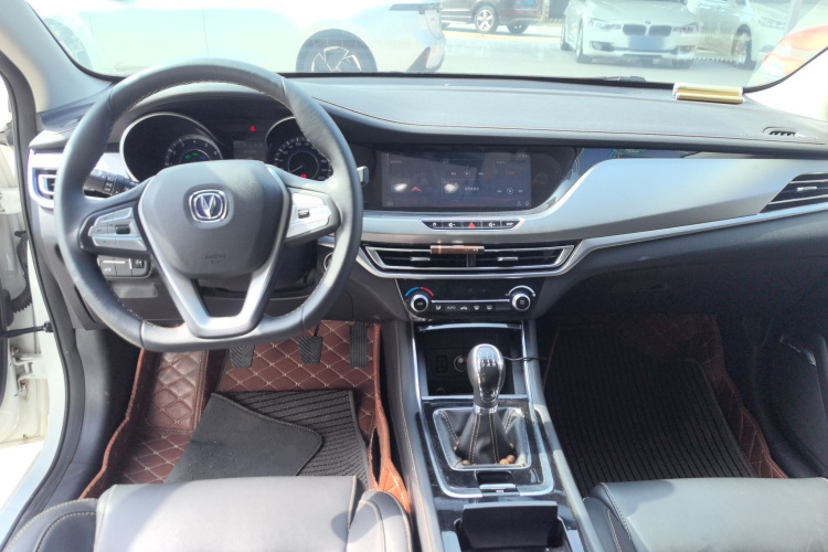 长安 逸动 2019款 高能版 1.6L GDI 手动先锋型 国VI中控内饰7002