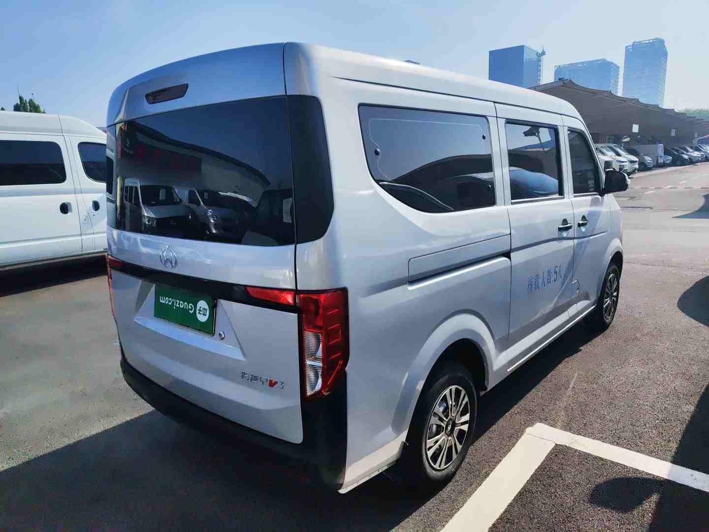 车辆右后45度外观展示