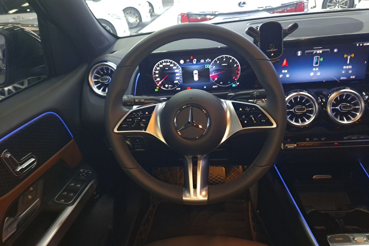 奔驰GLB 2025款 GLB 220 动感型中控内饰13