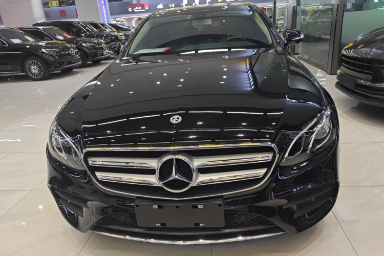 奔驰E级 2020款 改款 E 300 L 运动时尚型车身外观2
