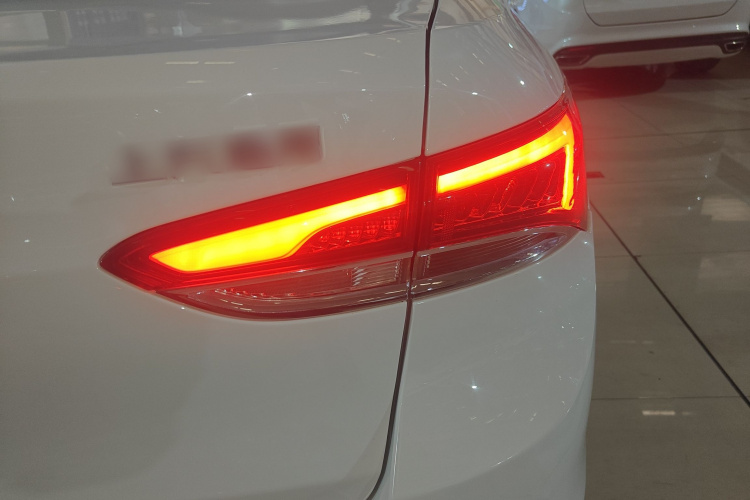 别克 英朗 2021款 1.3T 自动轻混动精英型车身外观9