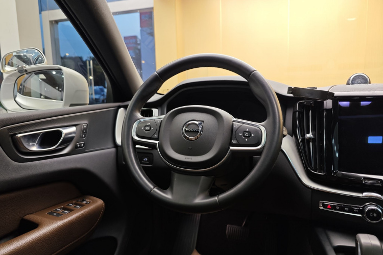 沃尔沃XC60 2022款 B5 四驱智逸豪华版中控内饰7009