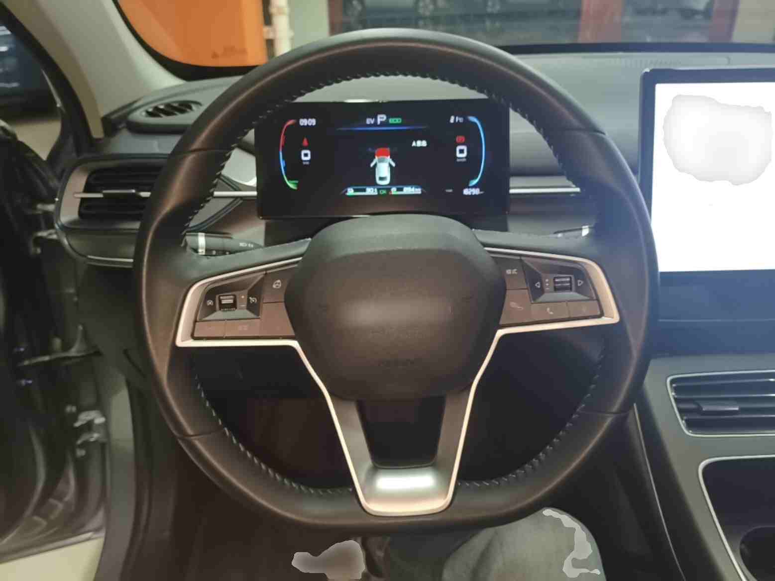 车辆方向盘及中控台实拍