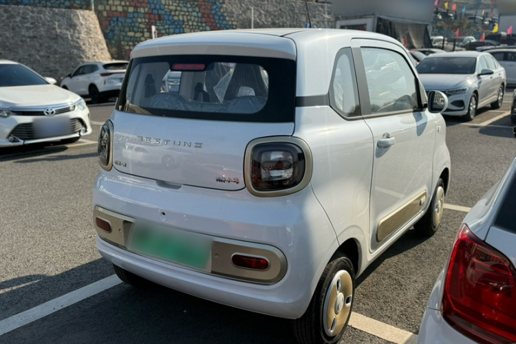 奔腾小马 2026款 222km 闪耀马车身外观6008