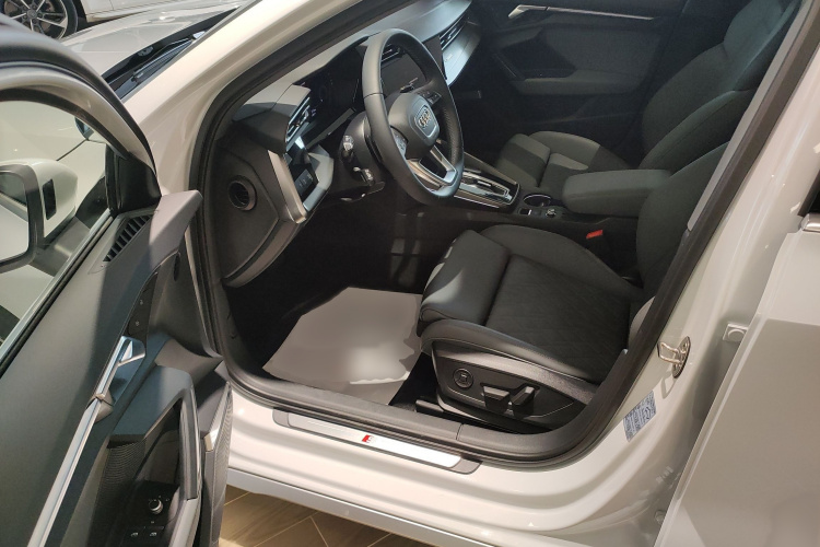 奥迪A3 2025款 A3L Limousine 35TFSI 飞驰尊享型中控内饰7003