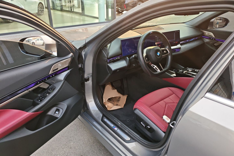 宝马5系 2024款 530Li 领先型 M运动套装中控内饰7003