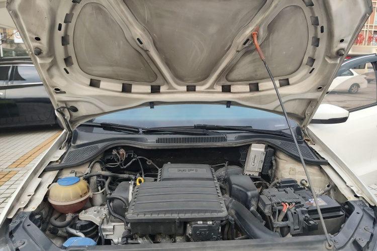 大众 Polo 2014款 1.6L 自动豪华版机舱底盘24