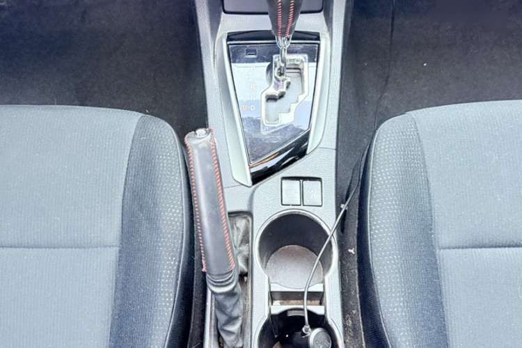 丰田 卡罗拉 2017款 改款 1.2T S-CVT GL-i局部细节9007