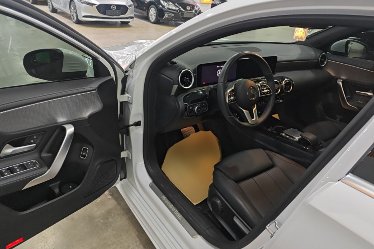 奔驰A级 2020款 改款二 A 180 L 运动轿车中控内饰20