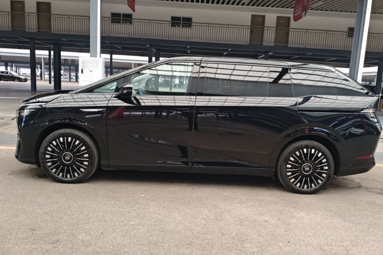 小鹏X9 2025款 650长续航 Max车身外观4