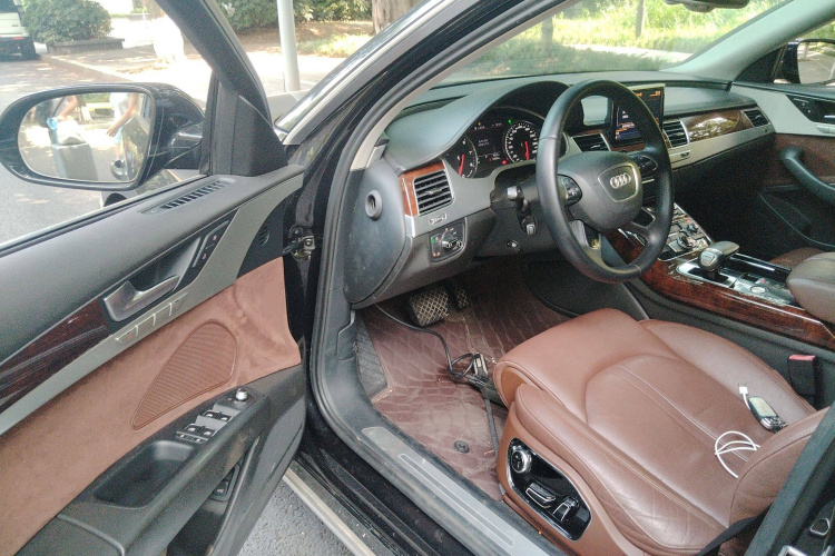 奥迪A8 2013款 A8L 30 FSI 舒适型中控内饰20