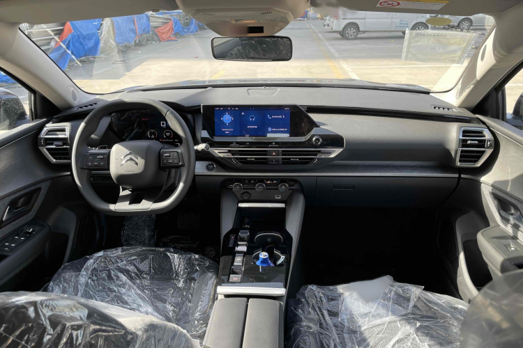 雪铁龙 凡尔赛C5 X 2024款 1.6T 享不凡中控内饰7004