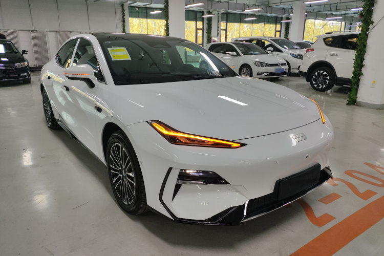 吉利银河 银河E8 2025款 575km 探索智驾版车身外观3