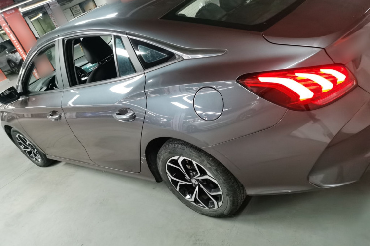 名爵 MG5 2021款 180DVVT CVT青春豪华版车身外观4