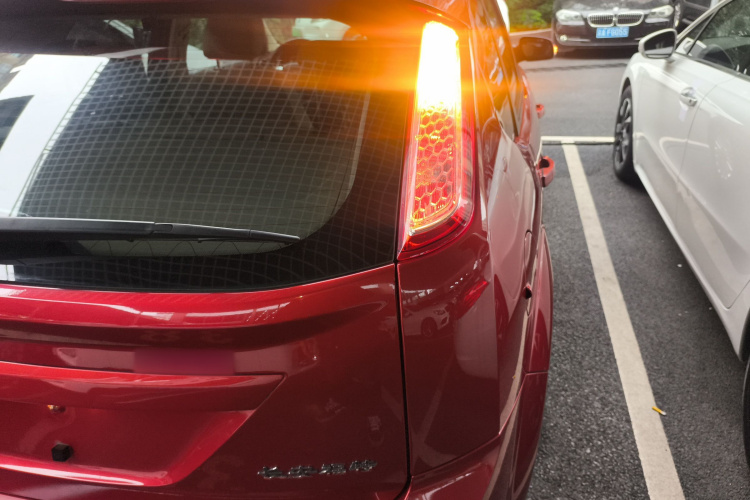 福特 福克斯 2013款 两厢经典 1.8L 手动时尚型车身外观9