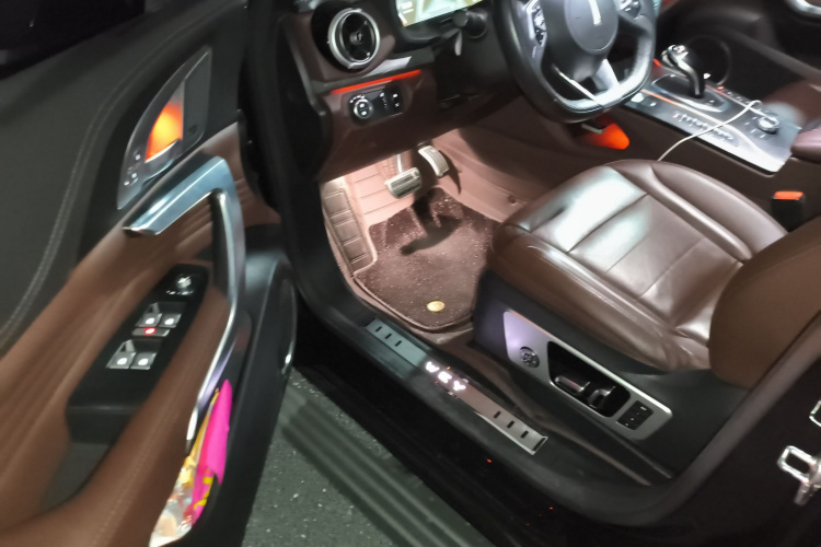 魏牌 VV7 2019款 升级款 2.0T 旗舰型 国V中控内饰7003