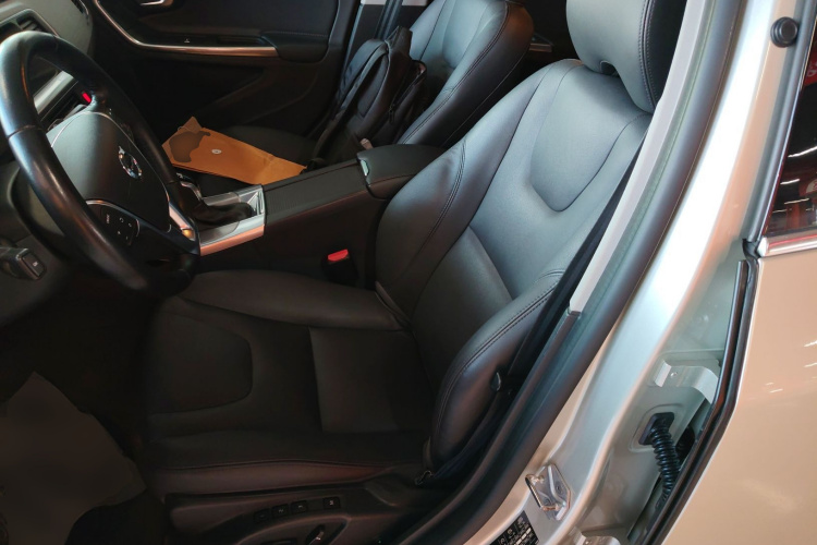 沃尔沃S60 2019款 S60L T3 智进版中控内饰19