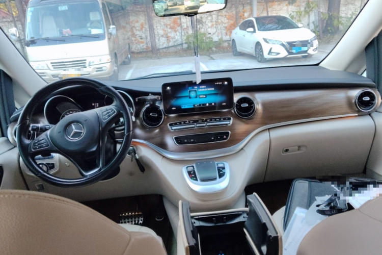 奔驰V级 2021款 V 260 L 长轴距尊贵版中控内饰12