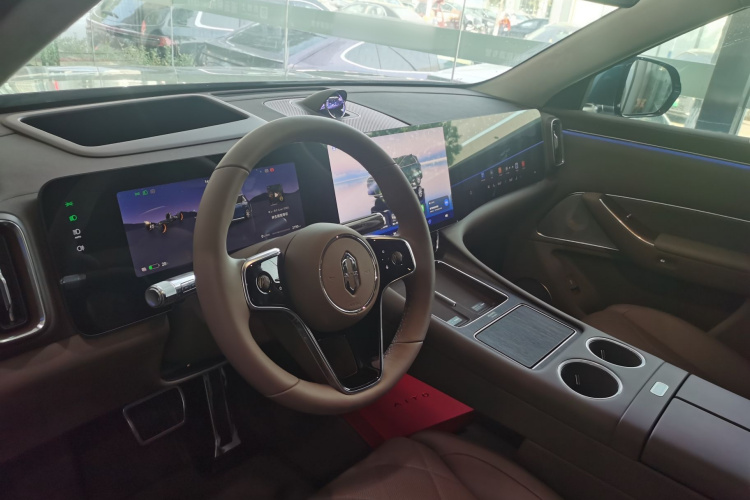 鸿蒙智行 问界M8 2025款 纯电 Max+ 六座长续航版中控内饰7006